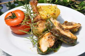 Grillplatte mit Huhn und Gemüse, 
