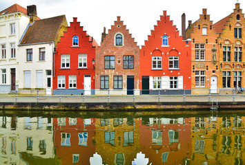 Obraz premium Traditional architecture in Brugge city, reflected in water 