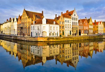 Fototapeten Traditionelle Architektur in der Stadt Brügge spiegelt sich in der Abenddämmerung im Wasser in Belgien © cristianbalate