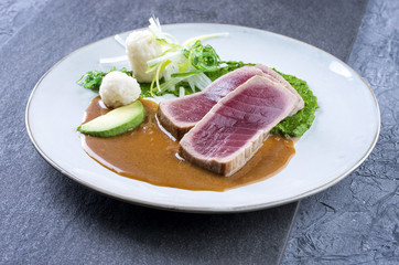 Thunfisch Tataki mit Gemüse und Chili Sauce
