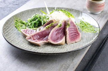 Thunfisch Tataki mit Wakame und Reis
