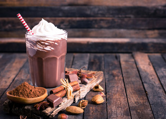 Milk-shake au chocolat avec crème fouettée