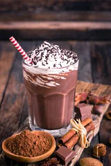 Fotobehang Milkshake Chocolademilkshake met slagroom