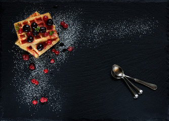 waffeln allo sciroppo di frutta su piatto di ardesia