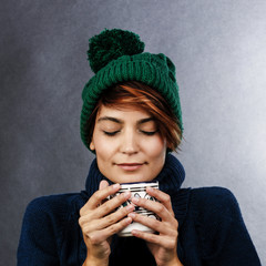 primo piano di bella ragazza che guarda la sua tazza di infuso