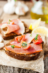 toast with ham and tomatoes