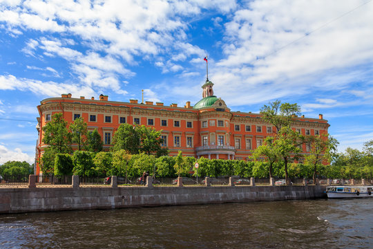 Михайловский замок в Санкт-Петербурге, летний день