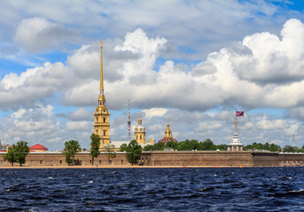 Петропавловская крепость в Петербурге, ветреный летний день