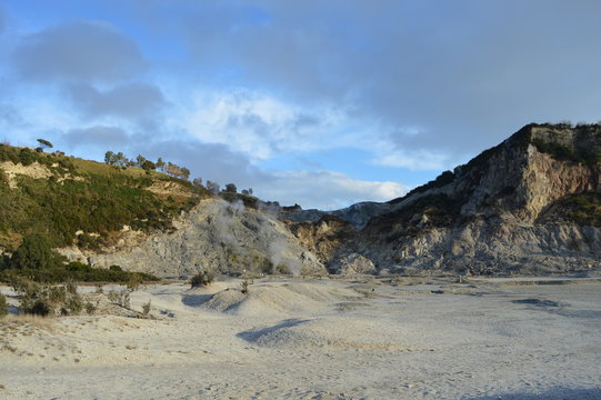 Crat&egrave;re fumant de la solfatare, champs phl&eacute;gr&eacute;ens, pouzzoles