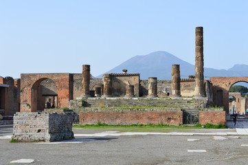 Forum de Pompei et le vésuve en arrière plan