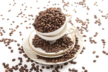 Kaffee-Bohnen und Kaffeetasse auf weißem Hintergrund, 