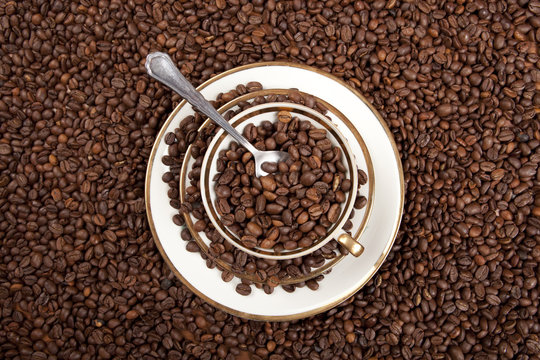 Kaffeetasse gefüllt mit Kaffebohnen, 