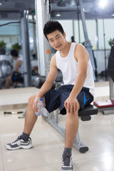 Obraz na płótnie Canvas young man working out in modern gym
