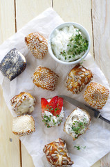 Laugenbrötchen mit Frischkäse