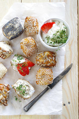 Laugenbrötchen mit Frischkäse