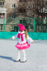 Девочка катается на коньках