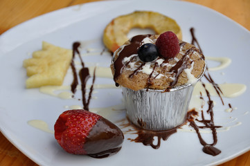 Muffin mit Obst und Schokolade garniert