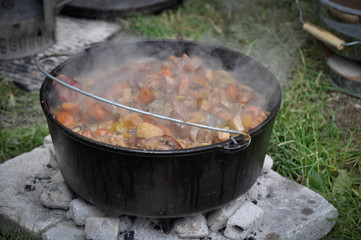 Dutch Oven Gulasch kochen