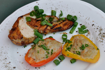 Hühnerfleisch gegrillt mit Gemüse und Kartoffeln Beilage