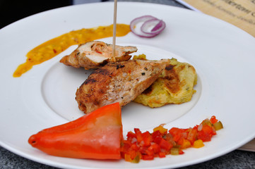 gegrilltes Hühnerfleisch mit Gemüse und Kartoffeln