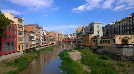 Fototapeta na wymiar View of the city of Girona from the bridge over the Onyar river