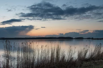 Fotobehang Blauwe uurtje na zonsondergang in het Twiske reacreatiegebied met spiegelend meer © www.kiranphoto.nl