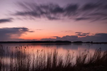 Foto op Canvas Zonsondergang in het Twiske reacreatiegebied met spiegelend meer © www.kiranphoto.nl