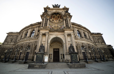 Fototapeta na wymiar Здание Дрезденского оперного театра 