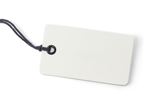 Schild mit blauer Kordel auf wei&szlig;em Hintergrund