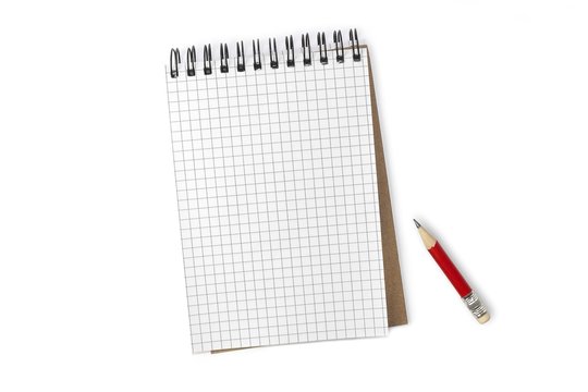 Notizblock mit kleinem Bleistift auf wei&szlig; isoliert