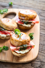Mushroom burgers with jamon, cream cheese and mint sauce