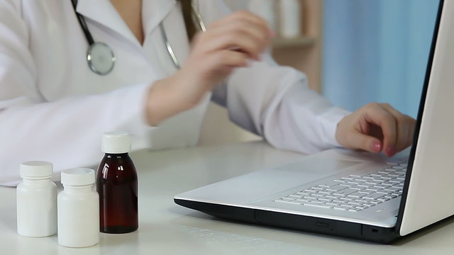 Physician consults patient online, chooses medication, makes electronic records