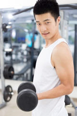 Obraz premium yound man working out in mdoern gym