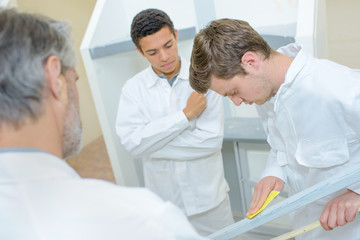 Obraz premium Student rubbing down paintwork