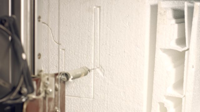Instrument cuts light material.