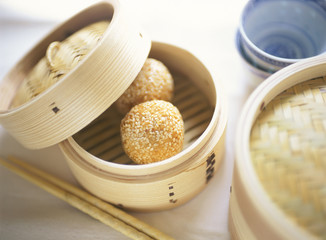 蒸篭の胡麻団子