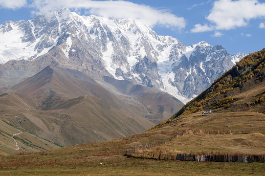 Ściana Bezingi w pobliżu gruzińskiej wioski Uszguli