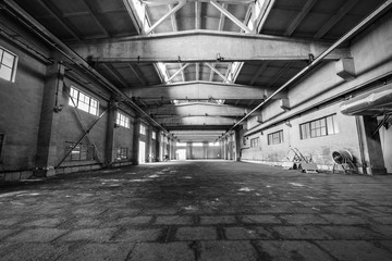 verlaten oud industrieel fabrieksgebouw in donkere kleuren