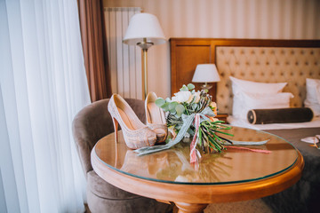  details of the wedding: bouquet, rings, belts