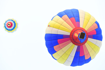 Obraz premium colorful hot air balloons in the start of journey trip on sunset sky background