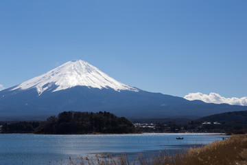 fuji mountain in clear sky day view from Kawaguchiko lake