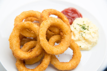 onion rings with sauce