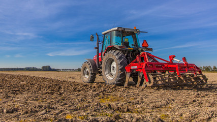 Obraz premium Tractor ploughing field