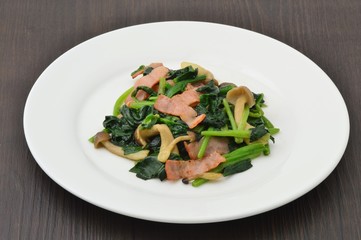 ホウレン草とベーコンの炒め物