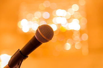 Obraz premium Microphone in meeting room before a conference