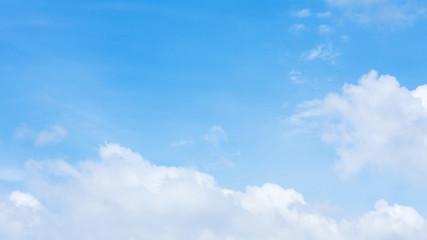 Fototapeta premium chmura na tle jasnego nieba