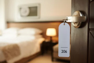 Fotobehang Hotelkamer binnenkomen © DragonImages