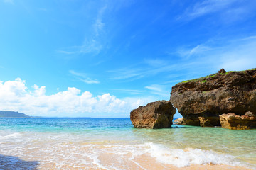 沖縄の美しい海と大きな岩