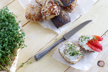 Laugenbrötchen mit Frischkäse