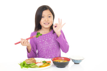 食事を楽しむ女の子